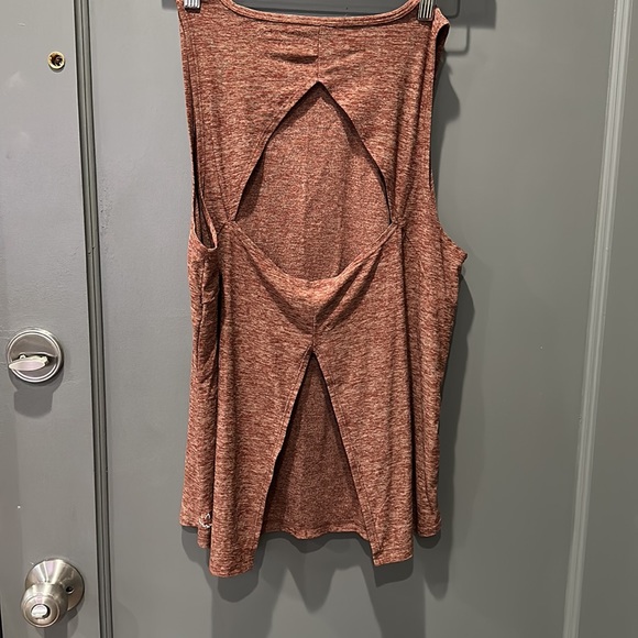 Beyond Yoga spacedye tank with cutout - Picture 3 of 5